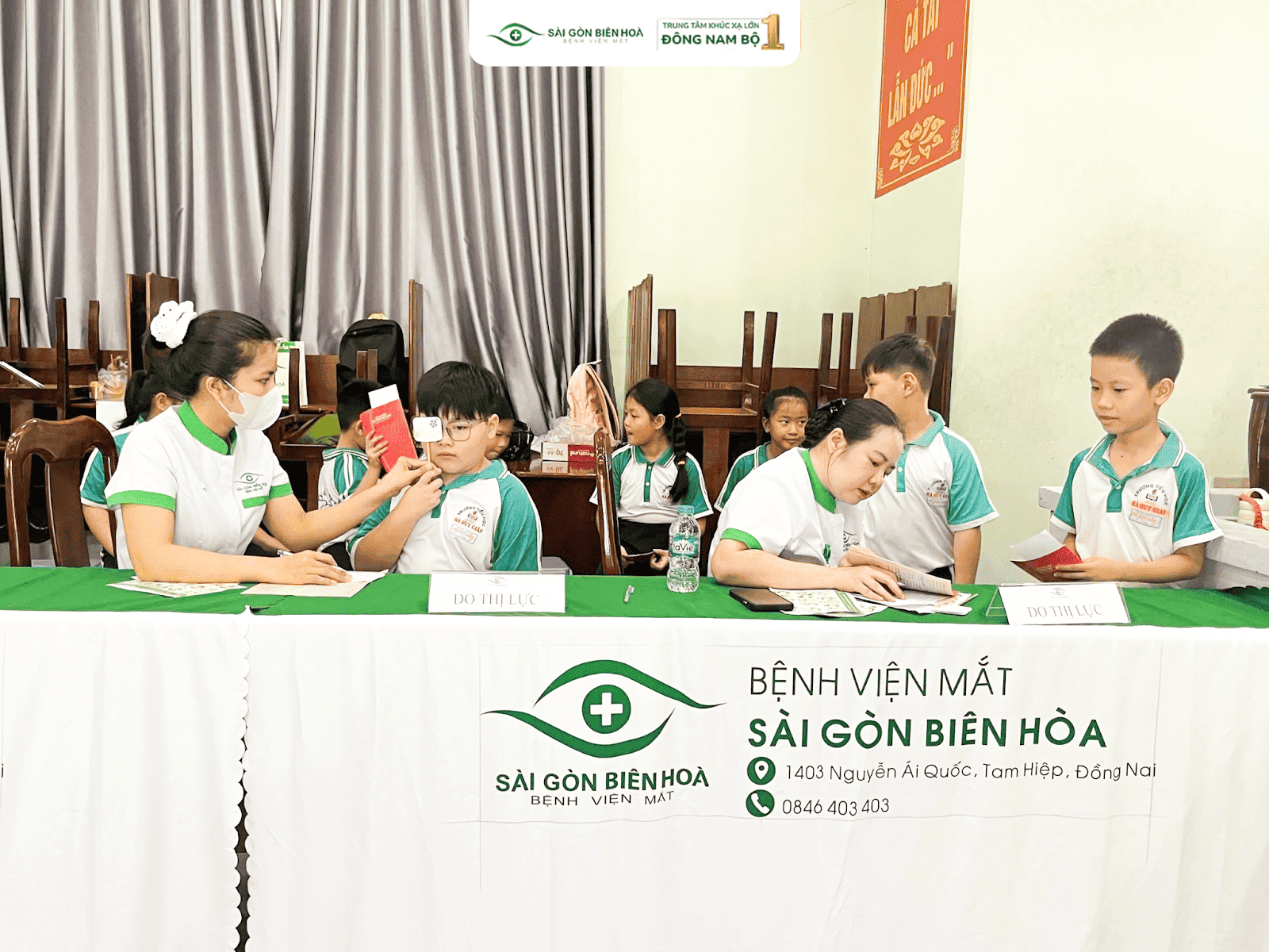 Bệnh viện Mắt Sài Gòn Biên Hòa kết hợp Bệnh viện Nhi Đồng Đồng Nai khám sức khỏe đầu năm tại Trường Tiểu học Hà Huy Giáp