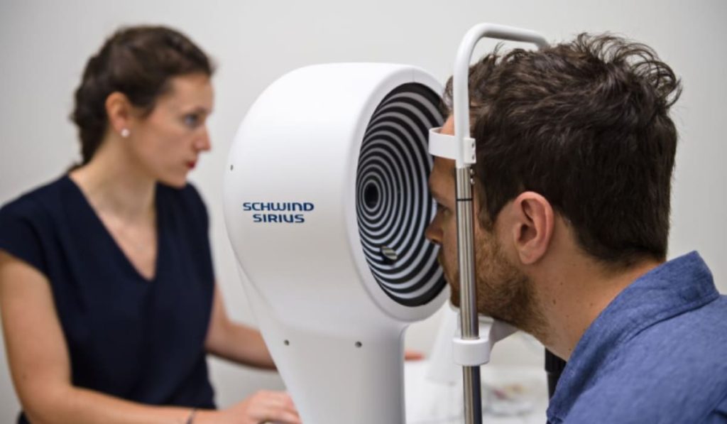 Bác sĩ sử dụng Schwind Sirius để quét 3D và phân tích giác mạc