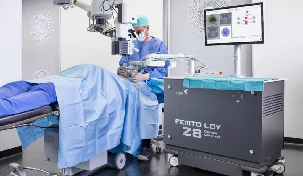 Bệnh nhân trải nghiệm phẫu thuật khúc xạ mắt bằng Femto LDV Z8