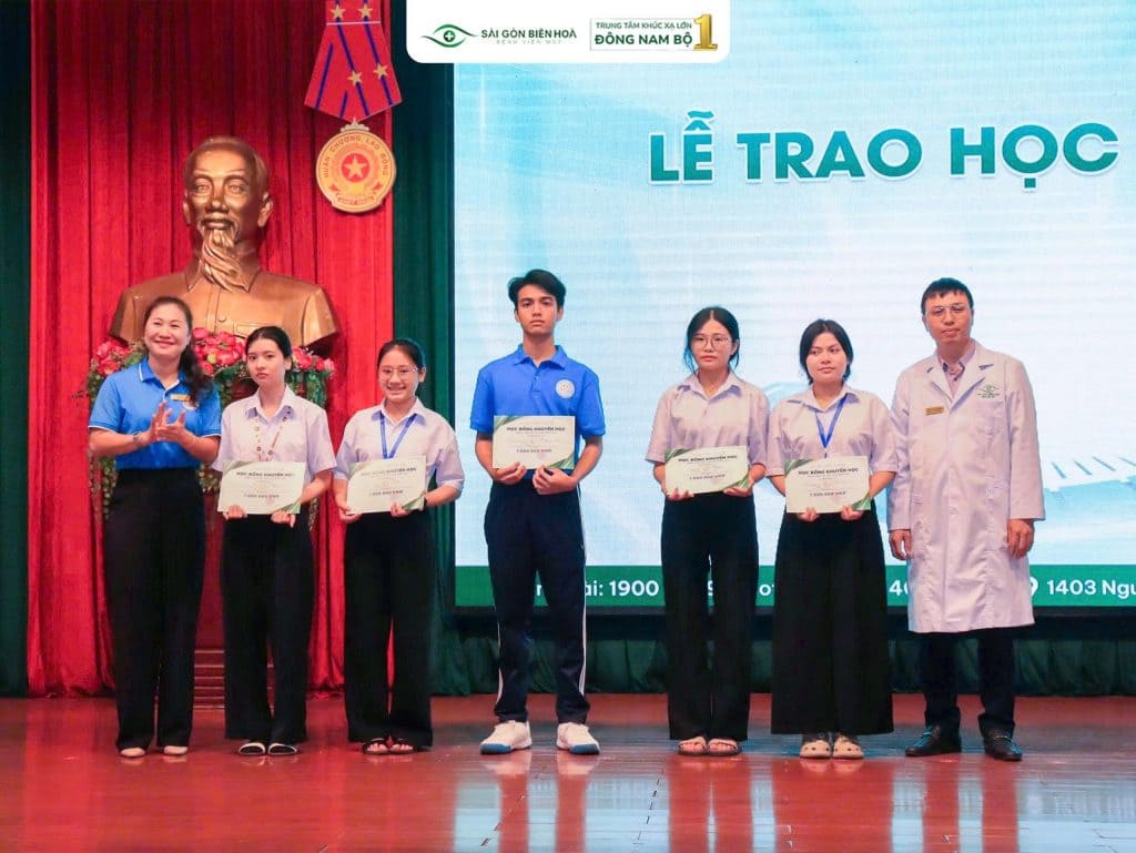 Bệnh viện Mắt Sài Gòn Biên Hòa trao học bổng cho sinh viên vượt khó