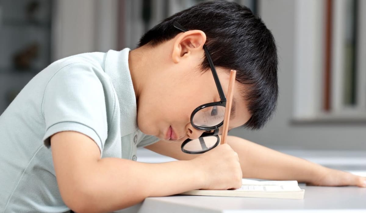 Cận thị trẻ em: ánh sáng hội tụ sai gây mờ và tiến triển theo tuổi