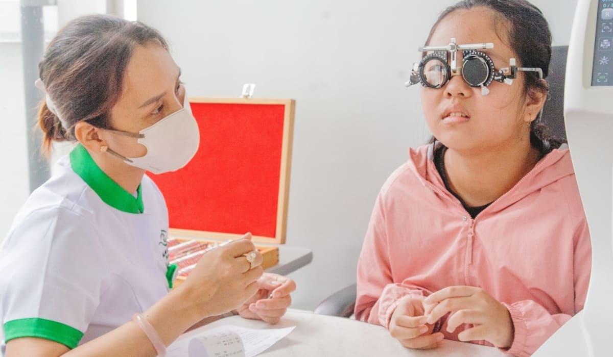 Gói kiểm soát tiến triển cận thị ứng dụng AI chẩn đoán độ cận đến năm 17 tuổi