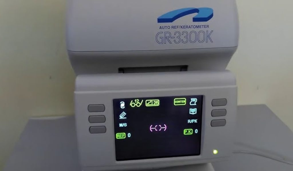 Máy đo khúc xạ GR-3300K với màn hình LCD màu hiển thị kết quả chính xác