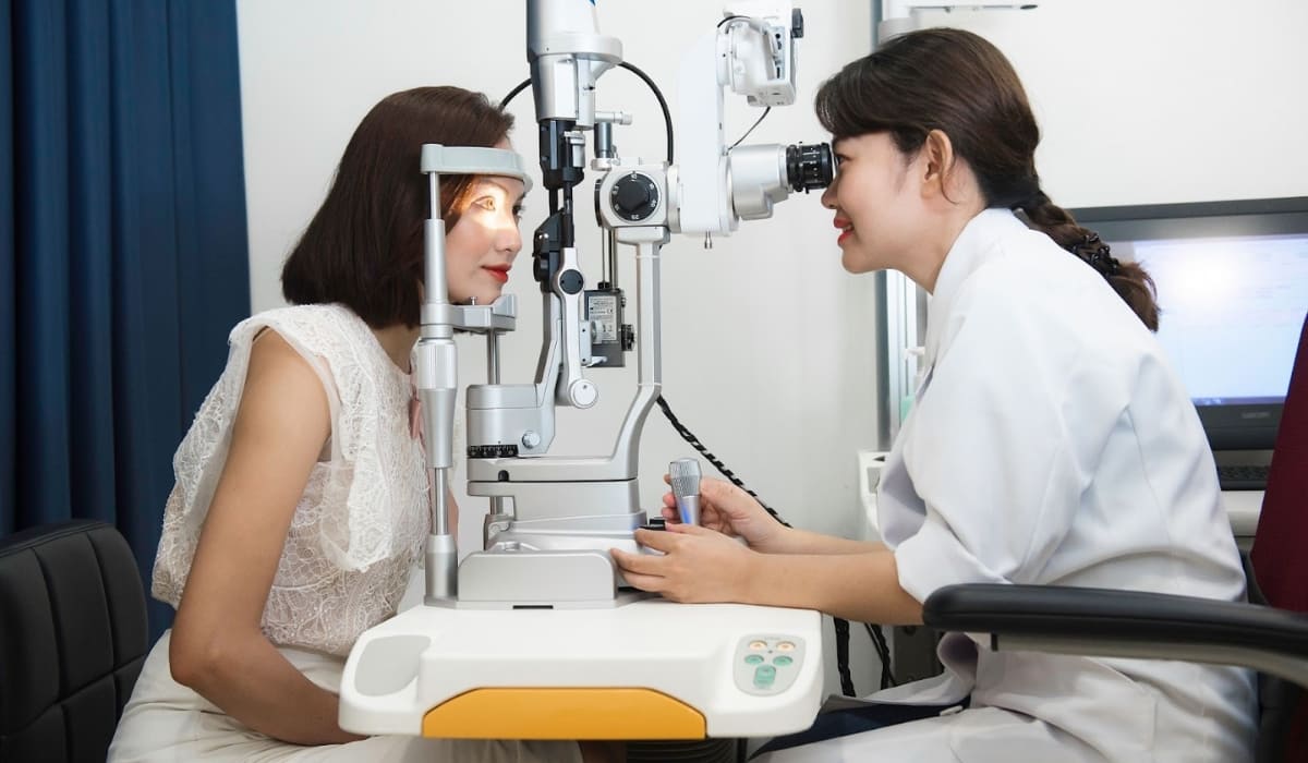 Người bệnh cần đi thăm khám mắt tổng quát trước khi mổ đục thủy tinh thể bằng Phaco