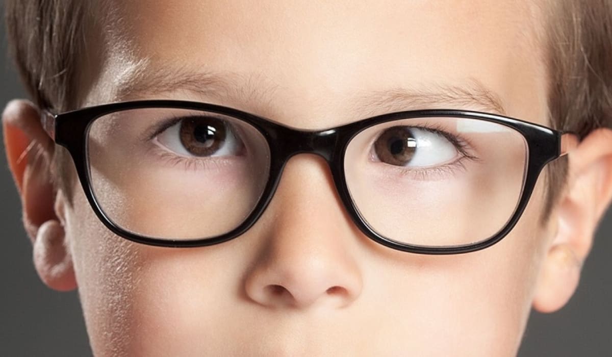 Nguyên nhân gây lác mắt gồm di truyền, rối loạn cơ, tật khúc xạ và bệnh thần kinh