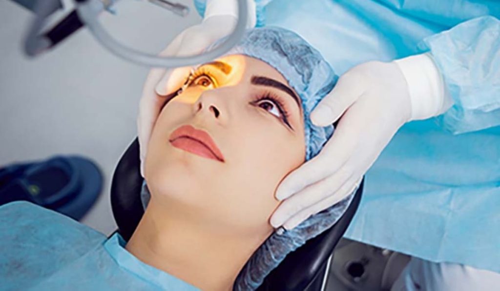 Phẫu thuật khúc xạ: cải thiện thị lực nhanh, giảm phụ thuộc kính và phục hồi nhanh