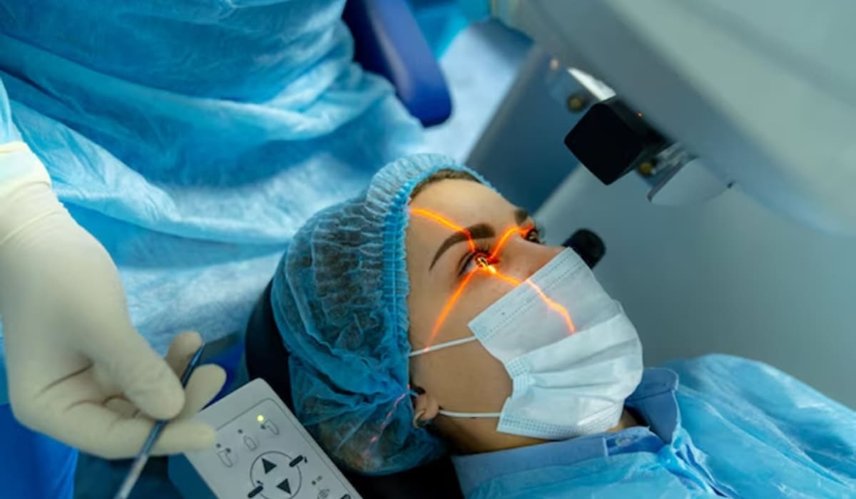 Phẫu thuật laser cườm nước dùng tia laser giúp giảm áp lực mắt ở người bị glôcôm