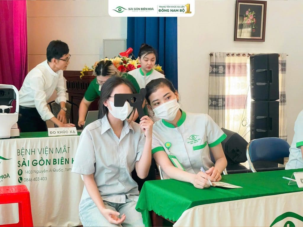 Sinh viên Cao đẳng Y tế trải nghiệm đo thị lực miễn phí và nhận tư vấn trực tiếp từ bác sĩ nhãn khoa