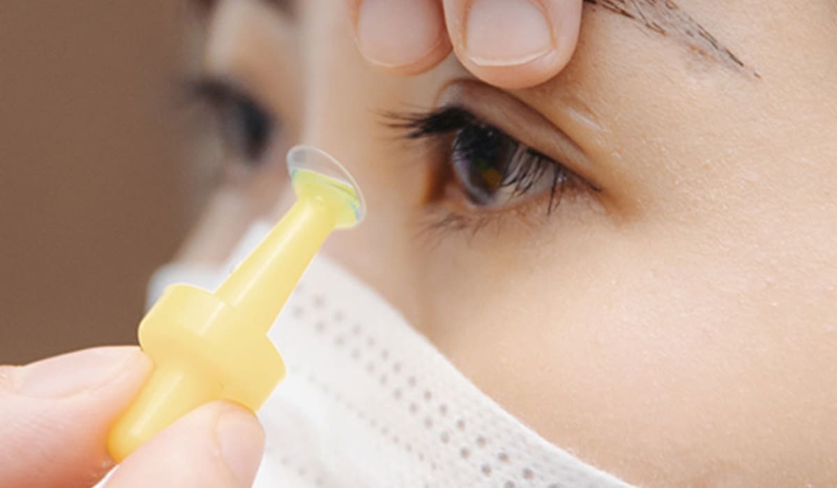 Vệ sinh kính Ortho-K hằng ngày rửa và ngâm kính hằng tuần làm sạch sâu bằng dung dịch peroxide