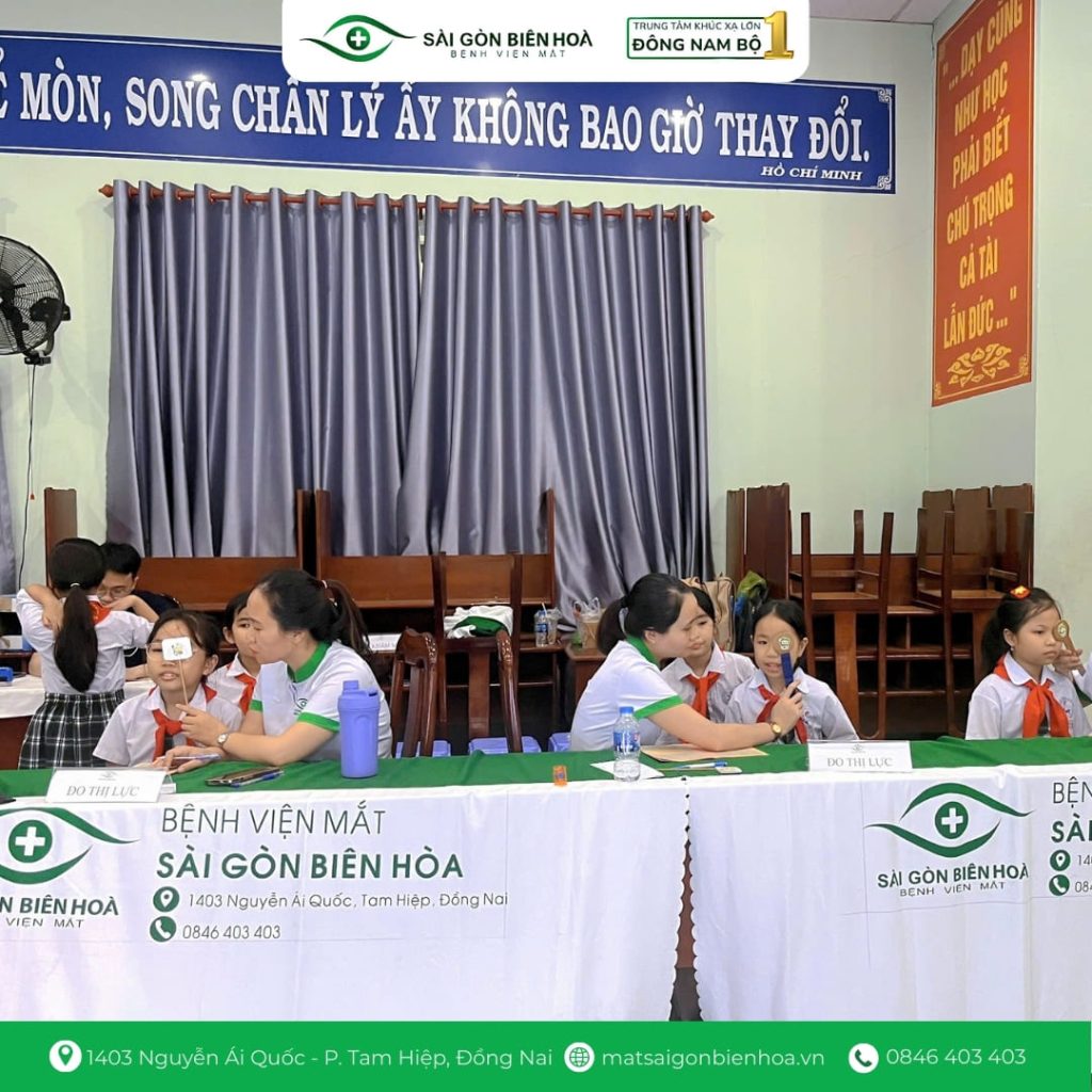 Các em học sinh được khám và tư vấn cách bảo vệ thị lực