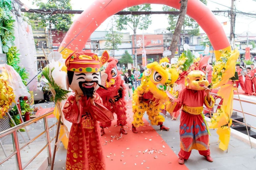 Đội múa lân phục vụ trong sự kiện khai trương Bệnh viện Mắt Sài Gòn Biên Hòa