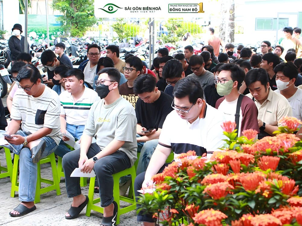 Hàng trăm công dân có mặt từ sớm, trật tự chờ đến lượt khám và đánh giá thị lực theo quy trình tuyển quân