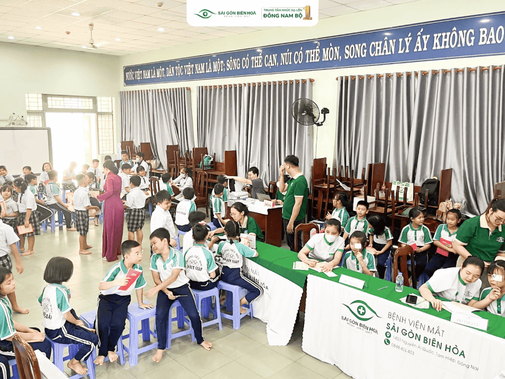 Hoạt động khám sức khỏe học đường tại Tiểu học Hà Huy Giáp thể hiện tinh thần nhân ái