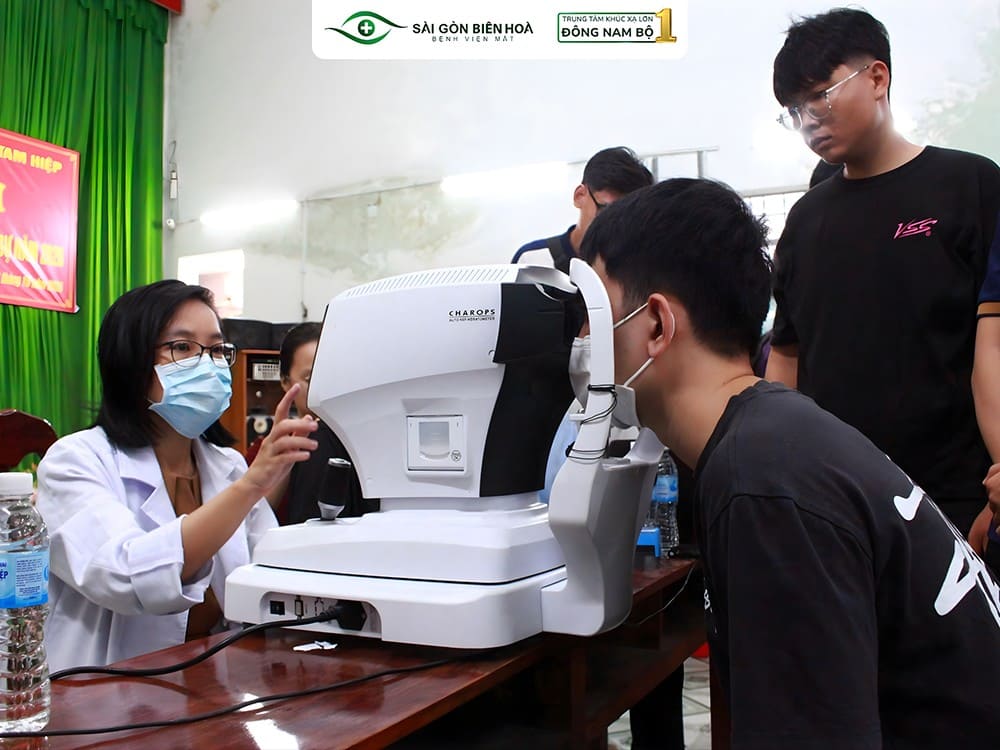 Khám và đánh giá thị lực bằng thiết bị chuyên khoa hiện đại, đảm bảo tính chính xác trong công tác tuyển quân