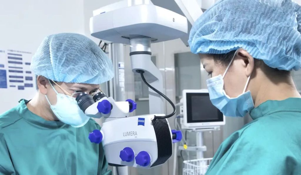 Opmi Lumera 300 hỗ trợ kiểm soát toàn bộ ca vi phẫu