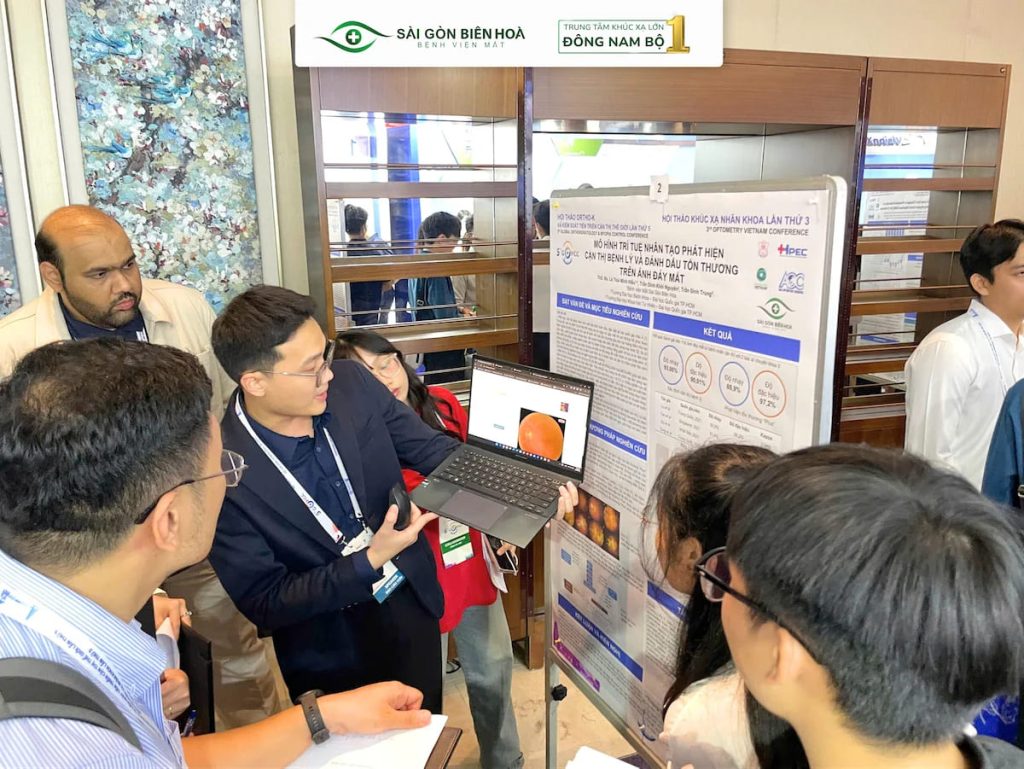 ThS.BS Lê Thái Minh Hiếu cùng các chuyên gia nhãn khoa thảo luận về mô hình trí tuệ nhân tạo phát hiện cận thị bệnh lý và đánh dấu tổn thương trên ảnh đáy mắt
