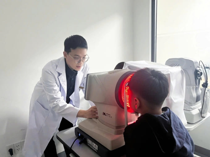 ThS.BS Lê Thái Minh Hiếu trực tiếp thăm khám và đo thị lực cho trẻ