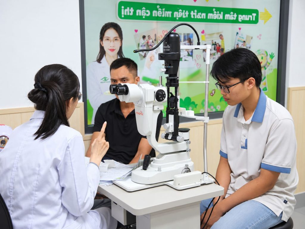 BS.CKI Bùi Phương Hiền trực tiếp thăm khám và tư vấn thị lực cho trẻ tại sự kiện khai trương.