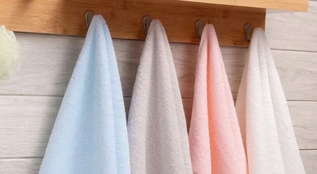 Các đồ vật dùng chung như khăn mặt, vỏ gối, mỹ phẩm mắt,... có thể là tác nhân gây lây nhiễm bệnh