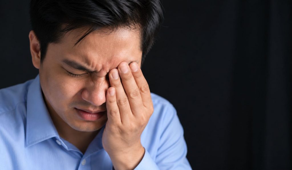 Chấn thương đụng dập nhãn cầu có thể gây đau, đỏ, sưng mắt và nhiều dấu hiệu bất thường khác.