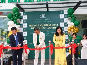 Đại diện Ban lãnh đạo và thực hiện nghi thức cắt băng, đánh dấu Trung tâm Kiểm soát Tiến triển Cận thị chính thức đi vào hoạt động.