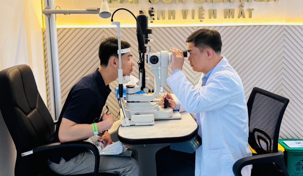 Điều trị chấn thương đụng dập nhãn cầu phụ thuộc vào vị trí và mức độ tổn thương mắt.