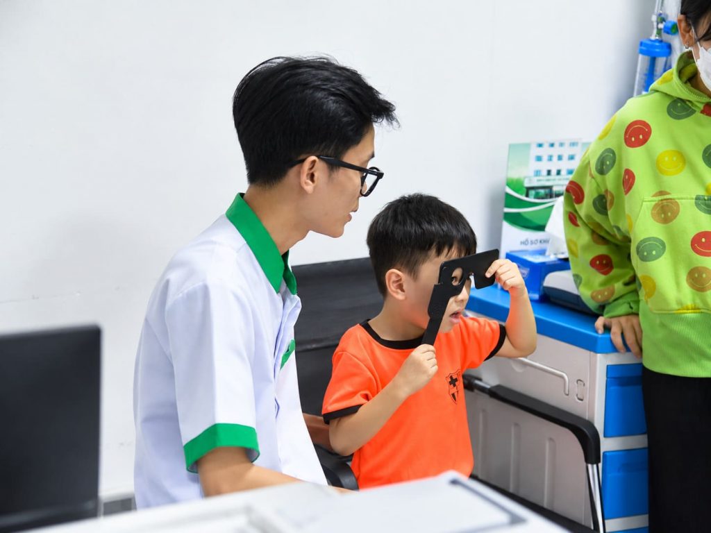 Hình ảnh khai trương trung tâm Kiểm soát tiến triển cận thị