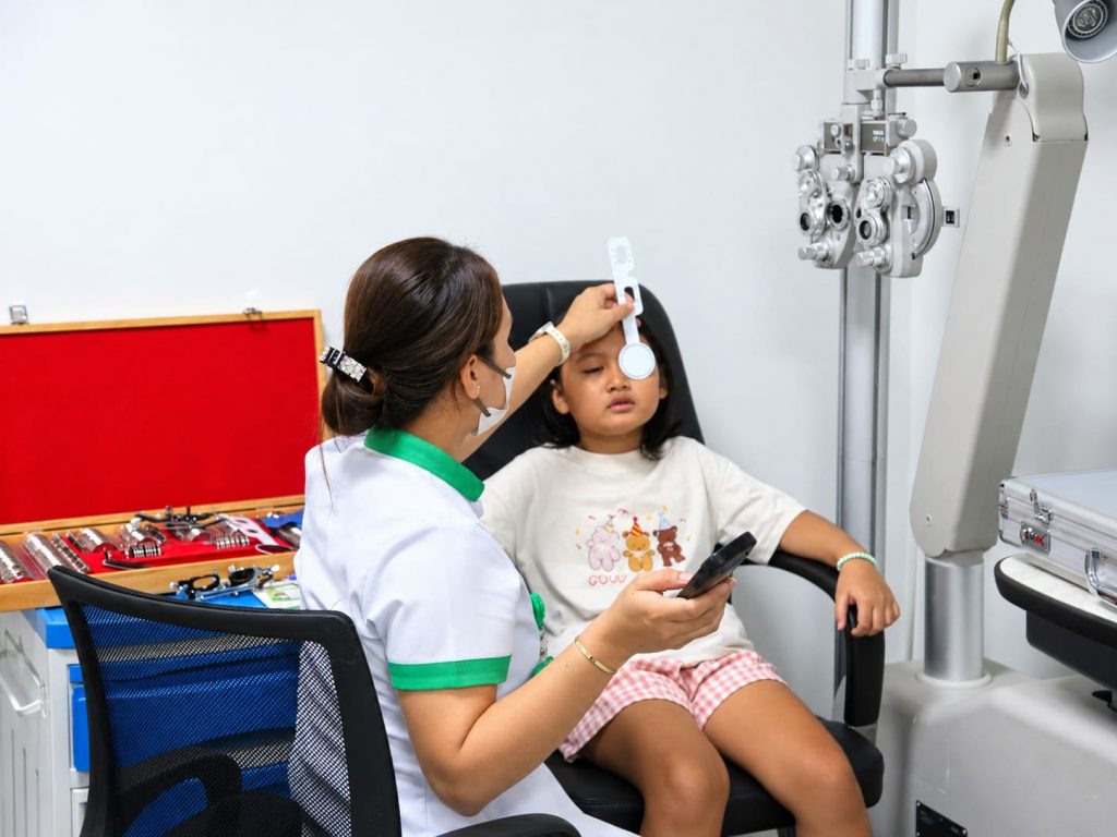Hình ảnh khai trương trung tâm Kiểm soát tiến triển cận thị