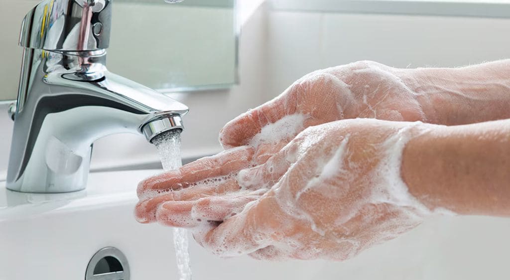 Người bệnh nên rửa tay bằng xà phòng trước và sau khi vệ sinh mắt hoặc nhỏ thuốc
