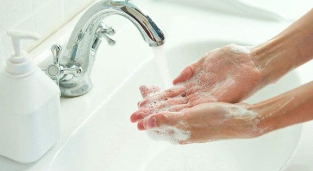 Người bệnh nên rửa tay thường xuyên bằng xà phòng và nước sạch, đặc biệt sau khi vừa chạm vào mắt