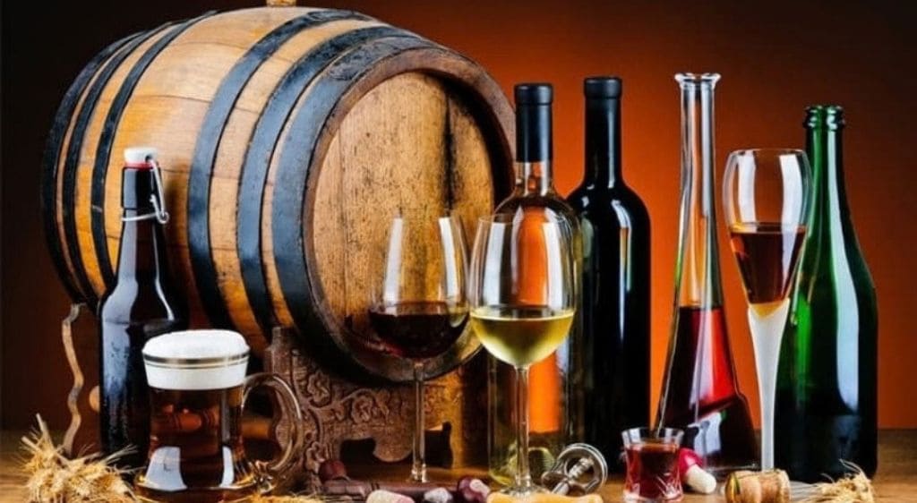 Rượu bia hoặc đồ uống có cồn có thể gây mất nước, khô mắt và giảm tác dụng của một số thuốc điều trị