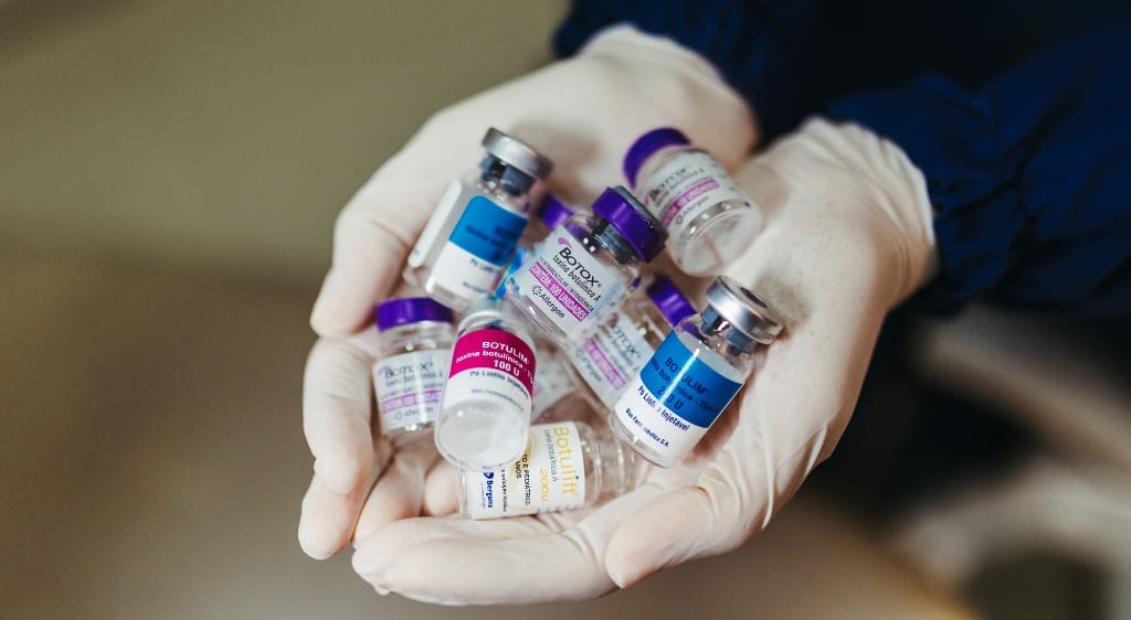 Thuốc và botulinum toxin chỉ được cân nhắc trong một số trường hợp rung giật nhãn cầu.
