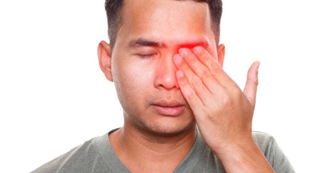 Viêm thị thần kinh hậu nhãn cầu thường gây giảm thị lực, đau khi liếc mắt và thay đổi khả năng nhận biết màu sắc.